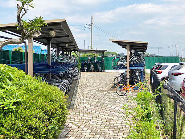 屋根付きの駐輪場を完備し、大切な自転車を風雨から守ります。