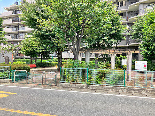 敷地内にゆとりある緑地スペースを確保。お子さまのいるご家庭にも嬉しい住環境です。