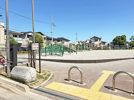 太田窪4丁目公園 近くには、地域に親しまれている公園があり、お子様の遊び場や日々のリフレッシュに最適