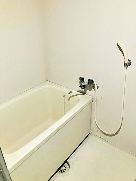 ゆったりと湯船に浸かり、一日の疲れを癒せる浴室。シンプルで使いやすい空間です。