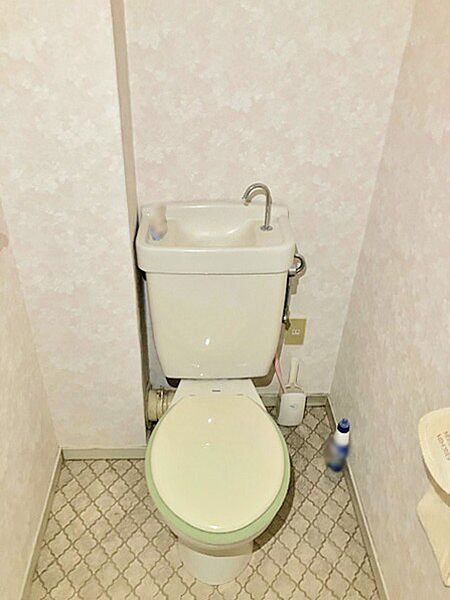 シンプルで使いやすいトイレスペース。