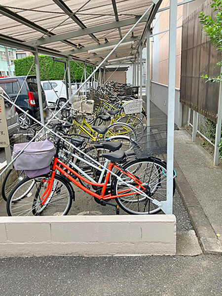 敷地内に屋根付き駐輪場を完備。