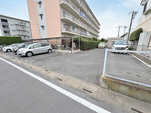 敷地内駐車場を備えたマンション。