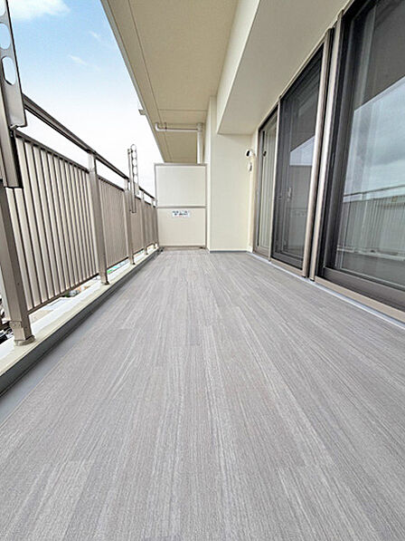 住戸の開放感をさらに高める広々としたバルコニー。