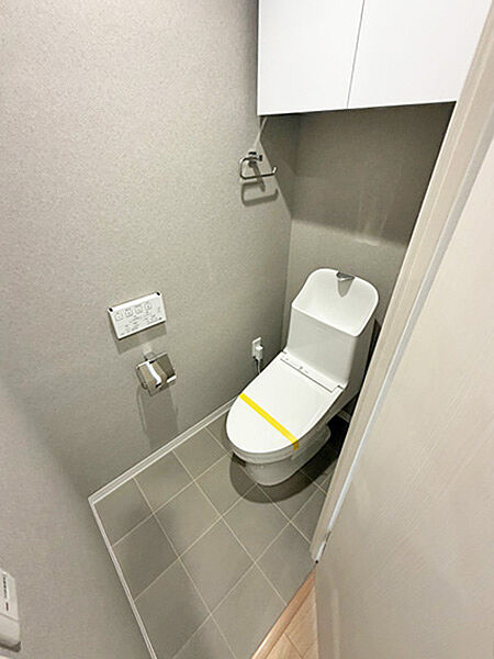 温水洗浄便座付きトイレを新規交換。清潔感のある快適な空間です。