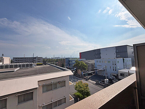 前面に高い建物が少なく、開放感のある眺望が広がります。