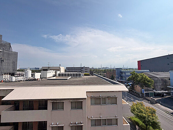 バルコニーからの開放的な眺望。