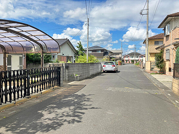 周辺は戸建住宅が立ち並ぶ穏やかな街並み。子育て世帯にもおすすめの住環境です。