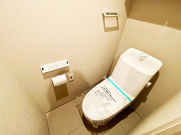温水洗浄便座付きで快適に利用できるトイレ空間です