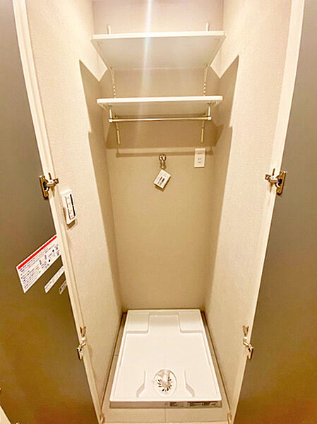 収納棚付きの洗濯機置場で洗剤類もすっきり収納可能です