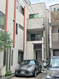 外観:駐車スペース2台分を確保した、利便性の高い3階建て住宅です。 外観:駐車スペース2台分を確保した、利便性の高い3階建て住宅です。