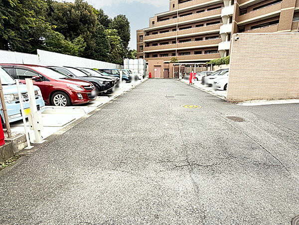 敷地内駐車場を備えたマンション。毎日の車移動をスムーズにサポートします。