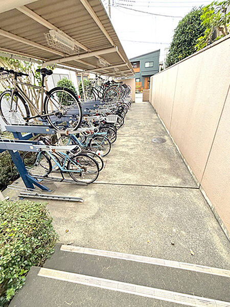 敷地内に駐輪場を完備。日々の通勤・通学にも便利にご利用いただけます。