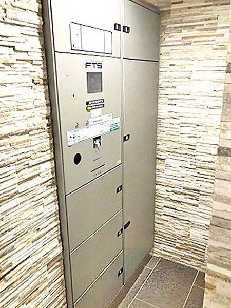 不在時でも荷物の受け取りが可能な、便利な宅配ボックスを設置。