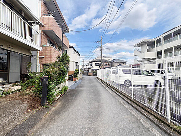 角地に位置し開放感良好。多方向から光と風を取り込める住まいです。