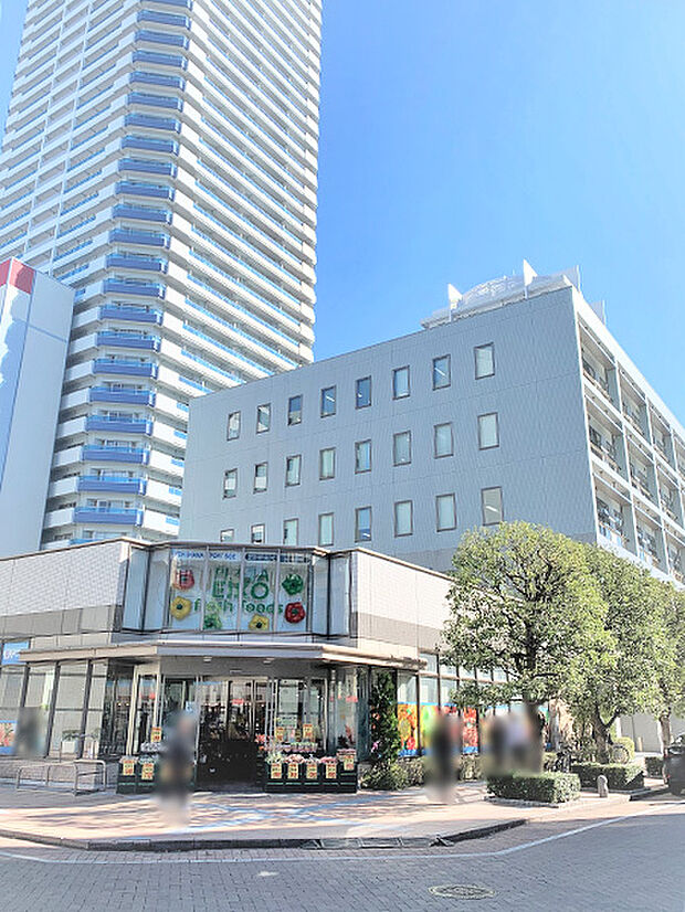 横浜駅から徒歩10分の好立地　横浜ポートサイドエリアに立地する33階建のタワーマンション。