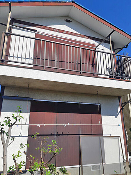 借地権付建物3LDK+駐車スペース1台分+庭付き住戸です。