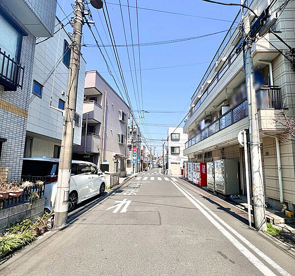前面道路はお車の出し入れもスムーズな約6.7ｍの幅員を確保しています