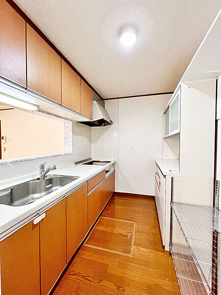 上下に収納があり収納豊富なキッチンは対面式で、ご家族とコミュニケーションをとりながら料理が楽しめます