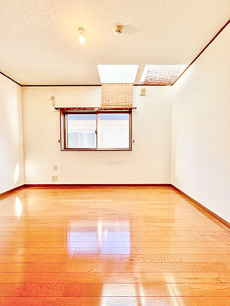 洋室約6.5帖はクローゼット完備で収納家具を置く必要がなくゆったりとお使いいただけます。