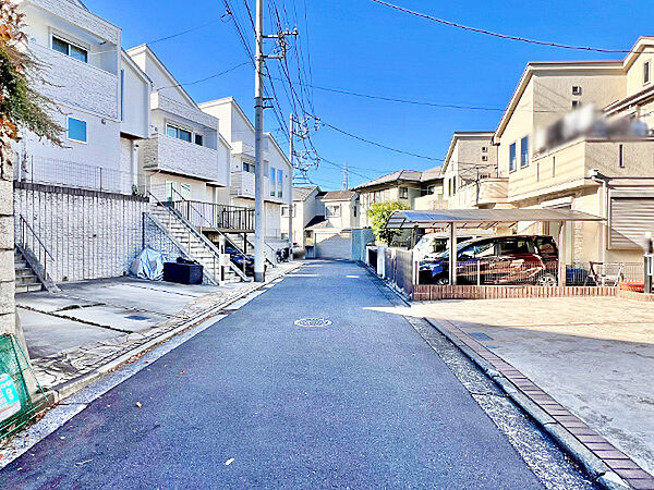 交通量が少なく閑静な住宅街です。