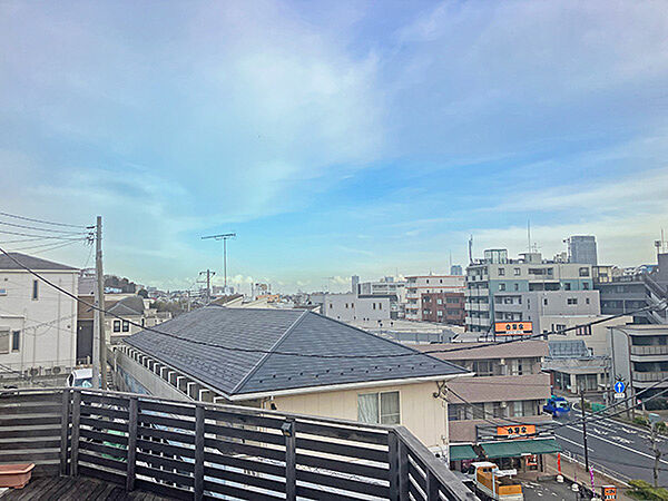 土地（古家あり）角地につき陽当り・通風良好で、見晴らしのよい眺望です。