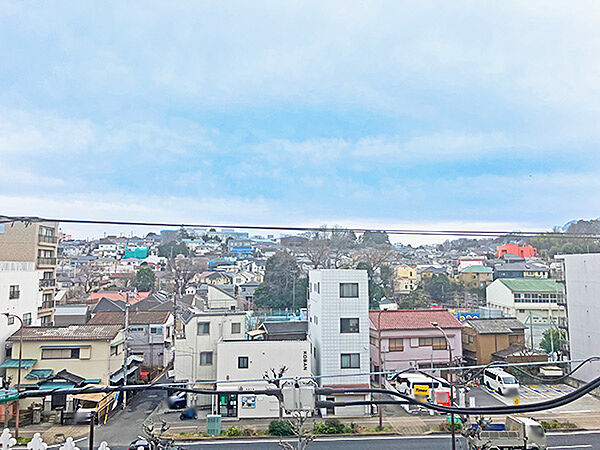 高台に位置し前面は視界を遮る建物がなく開放感のある眺望です。