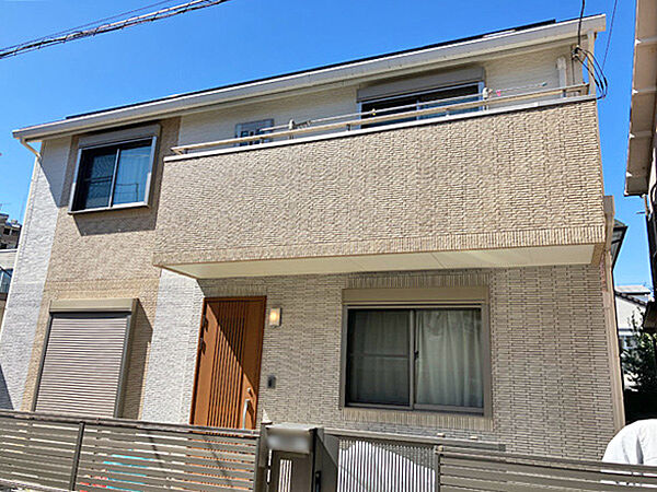 落ち着きのある閑静な住宅地に佇む木造2階建ての一戸建です　　　