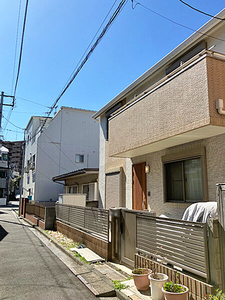 南東側道路に面し、陽当り・通風良好です