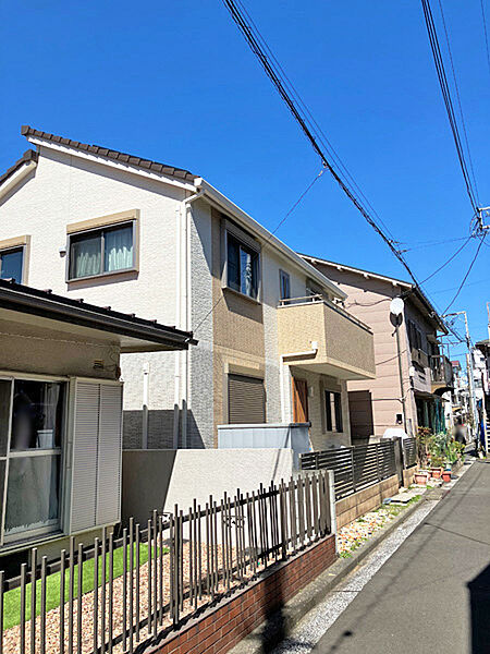外からの視界をさえぎり、防犯・プライバシー対策になるフェンスが安心ですね