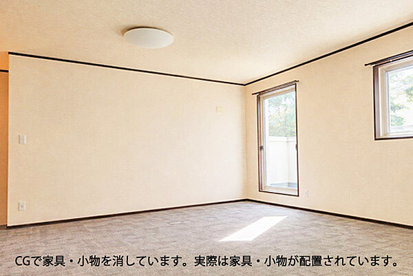 南向きのバルコニーから陽が差し込むリビング