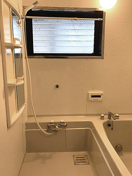 追い焚き機能付き。窓が付いているので湿気のこもりやすい浴室も安心です。