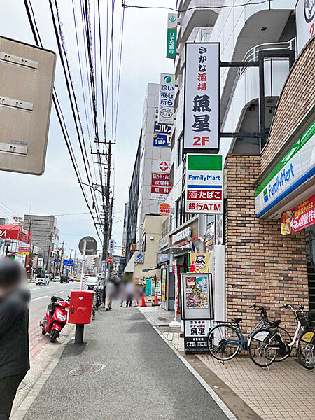 スーパーやコンビニ、ドラッグストア等が徒歩圏内にあり買い物に便利な立地です