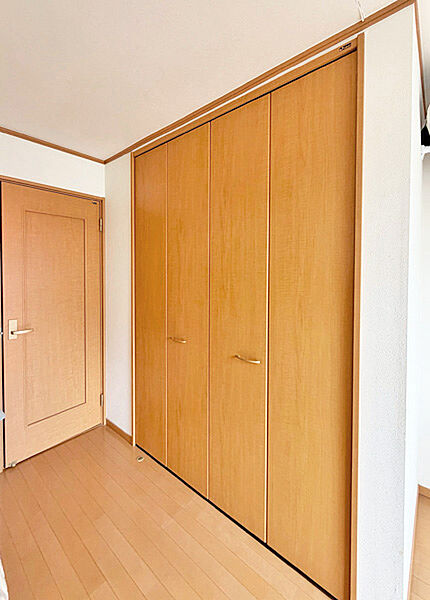 収納力のあるクローゼット！洋服がたくさんかけられるので、お部屋がすっきりと片づきます！