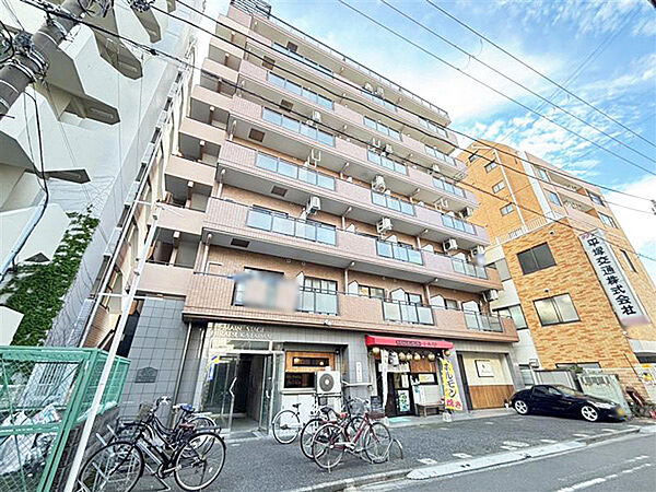 エアコン1台完備、室内洗濯機置場あり、快適な暮らしを守る防犯面も安心なオートロック付き。