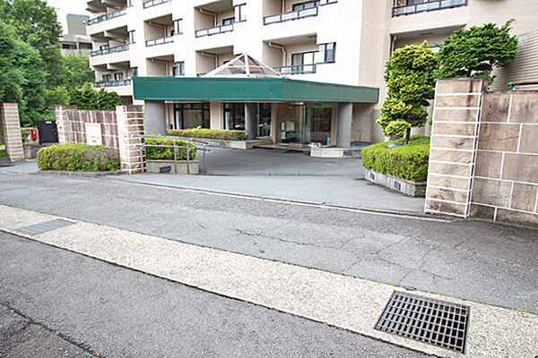ゆったりとしたエントランスアプローチは雨除けの庇を備えた車寄せもあります