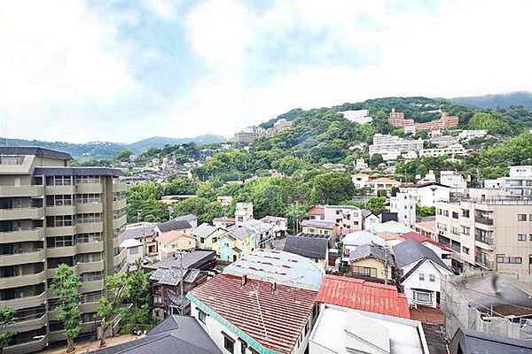バルコニーからは緑豊かな景観を眺めることができます。