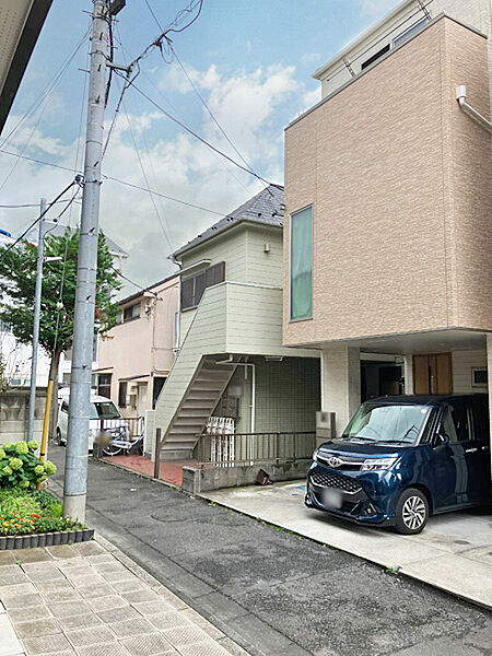 駅まで平坦な道のり、閑静な住宅街です。