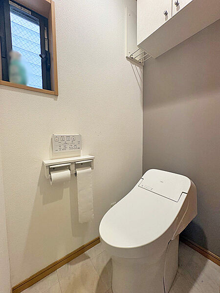 清潔感のある明るいトイレ空間。