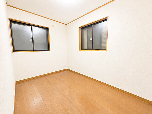 洋室4.5帖。全居室2面採光！換気もしやすく明るいお部屋で気持ちよく生活することが出来ます。