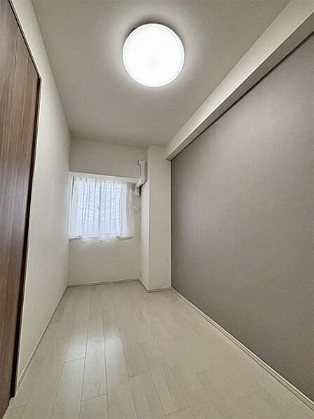 4.5帖洋室。各居室の一部壁にアクセントクロスがある為、メリハリあるおしゃれな空間です。