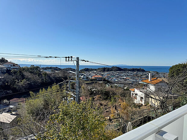 2階バルコニーからの眺望。緑と海と空の調和が見事なパノラマ眺望です！