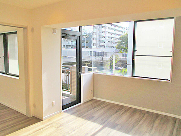 約13.1帖のＬＤＫ。南西向きの明るいお部屋です！