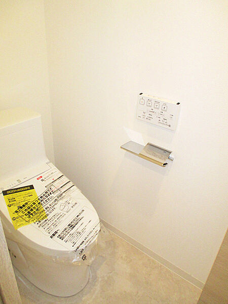 温水洗浄便座付きトイレです。毎日使う場所だから、シンプルで快適な空間に仕上げられています