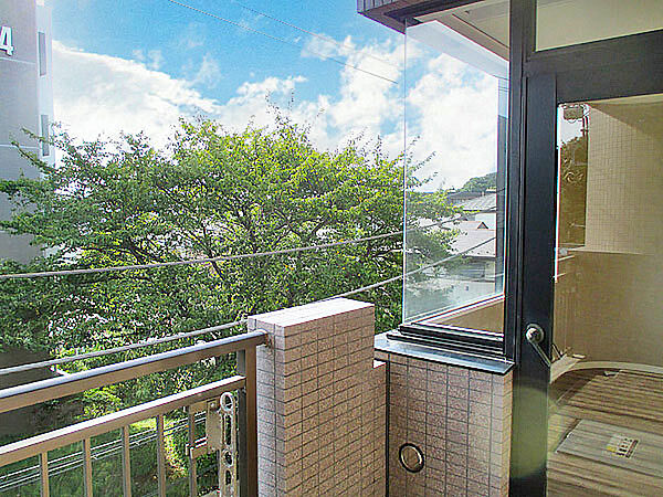 バルコニーからの眺望。閑静な住宅街の高台に立地します