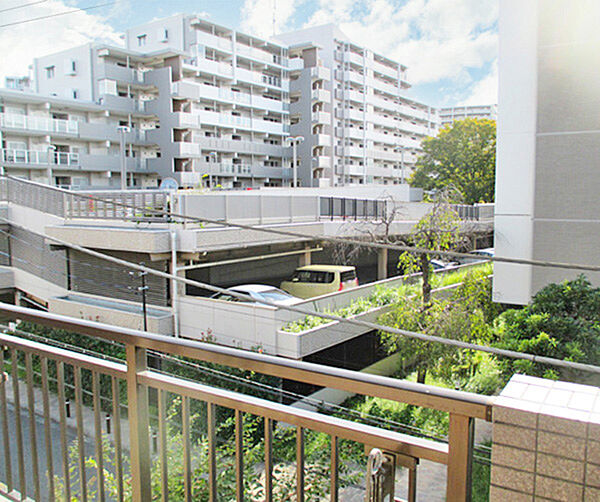 バルコニーからの眺望。3階（5階建）、南西向き、2ＬＤＫ＋Ｓ（納戸）