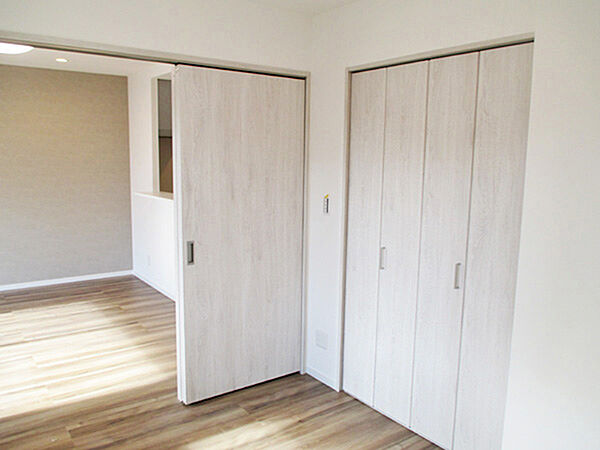 ＬＤと隣接する約6帖の洋室との境を開放することでフレキシブルに空間を利用できます