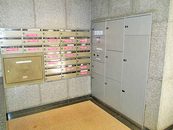 不在中に届いたお荷物を24時間いつでも受取ることができる宅配ボックスを完備！