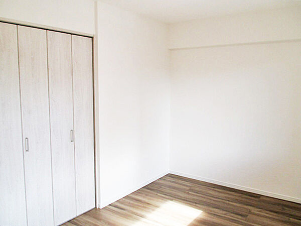 ＬＤに隣接する約6帖洋室。南西向きバルコニーに面した明るいお部屋です