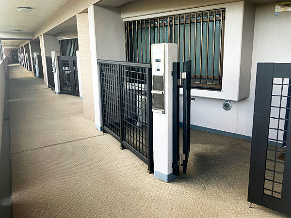 戸建感覚のプライバシーが保てる専用ポーチ付き玄関